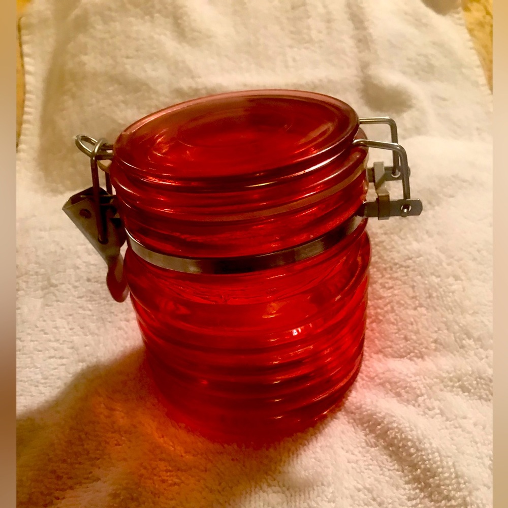 Flip top glass canister Rose color has rubber gasket